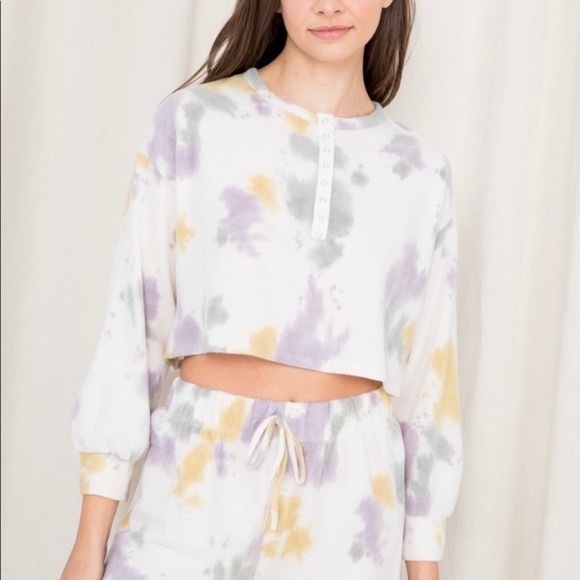 Woman’s tie-dye top and short set - Picture 5 of 5